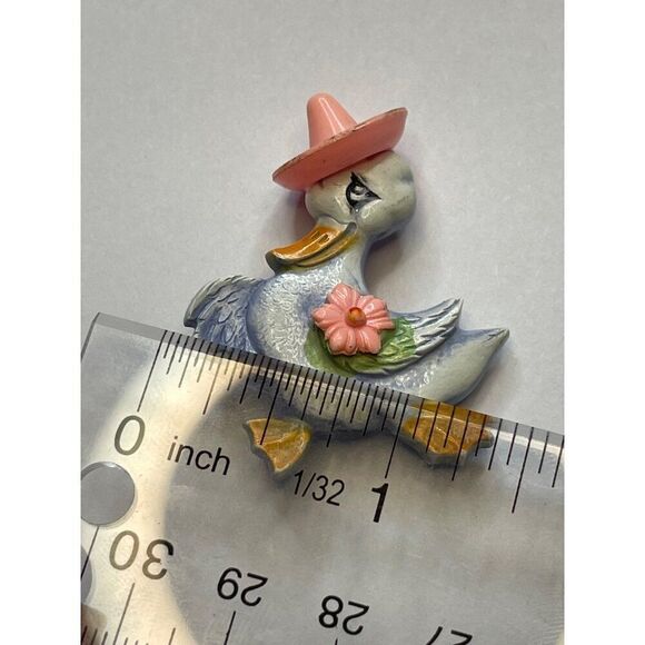 Vintage plastic Duck Brooch With Pink Hat & Flower pin - Picture 3 of 7
